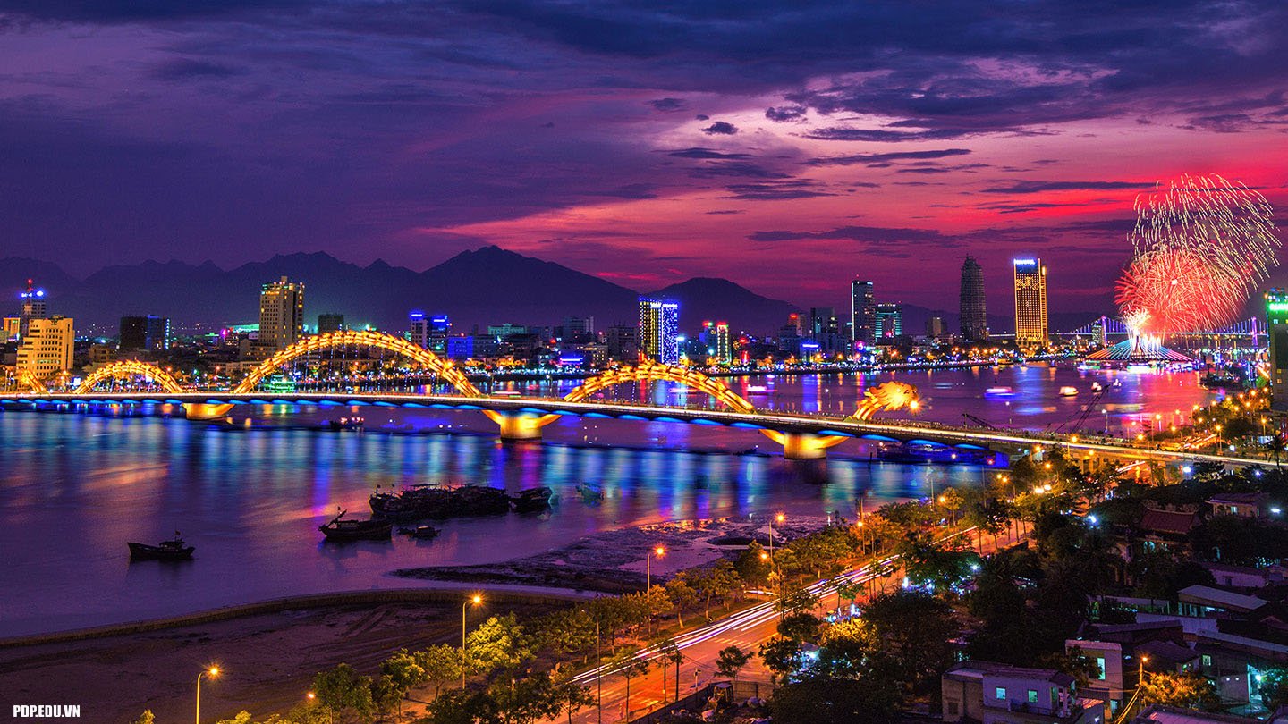 Cầu Rồng về đêm khi du lịch Đà Nẵng