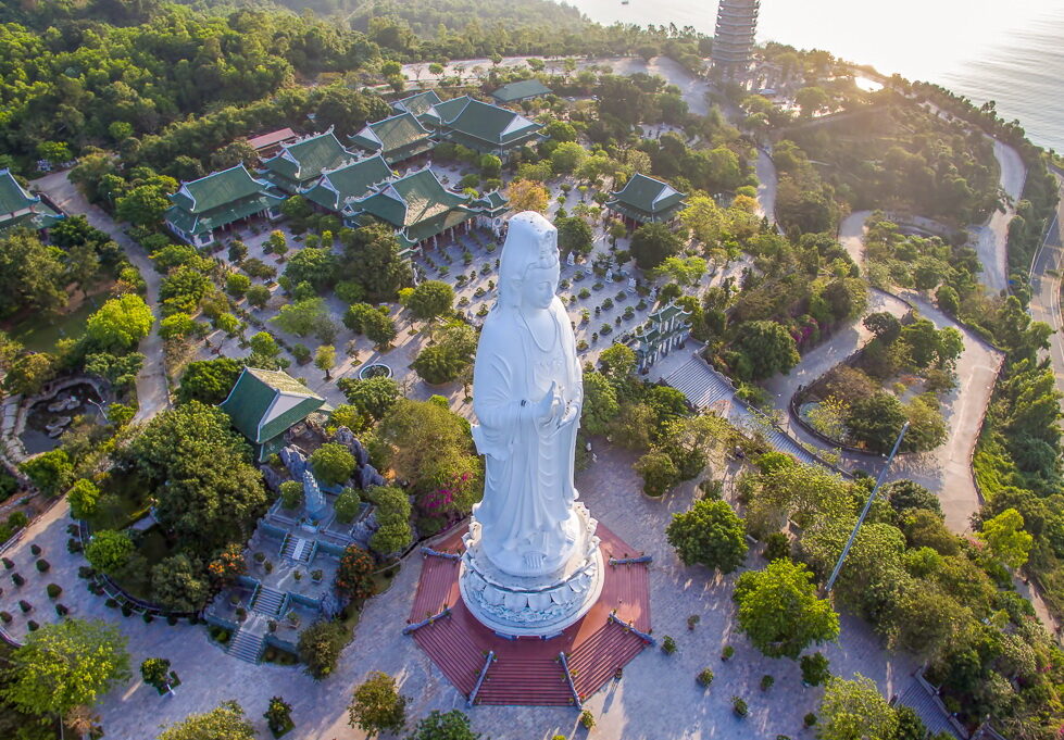 Chùa Linh Anh là ngôi chùa cổ và linh thiêng nhất Đà Nẵng, tọa lạc trên bán đảo Sơn Trà
