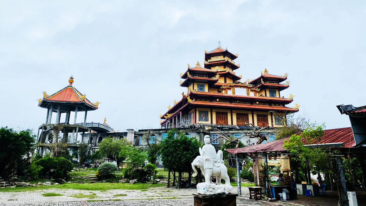 Kỷ lục Việt Nam ghi nhận bộ tranh sứ 16 bức độc bản tại chùa Quán Thế Âm
