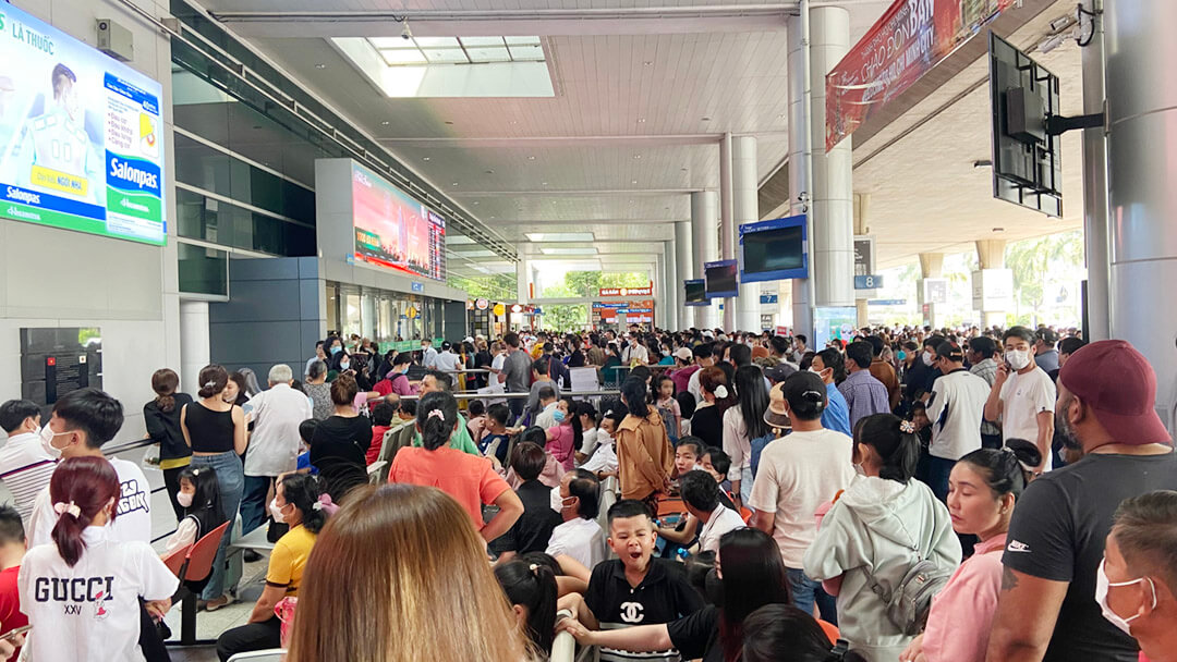 Lượng khách đến ga quốc tế sân bay Tân Sơn Nhất tăng cao trong hai tháng đầu năm.